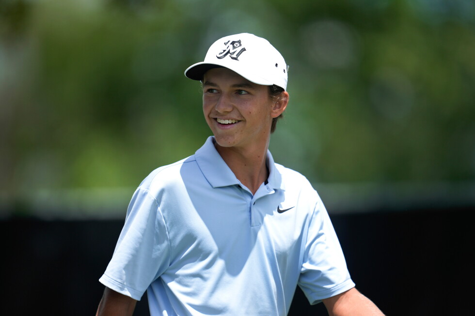 Teenager Russell qualifies for US Open with Tiger's son on the bag