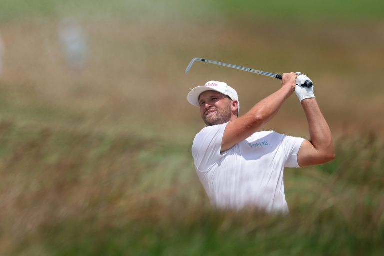 Clark leads US Open by four with major champs in the hunt
