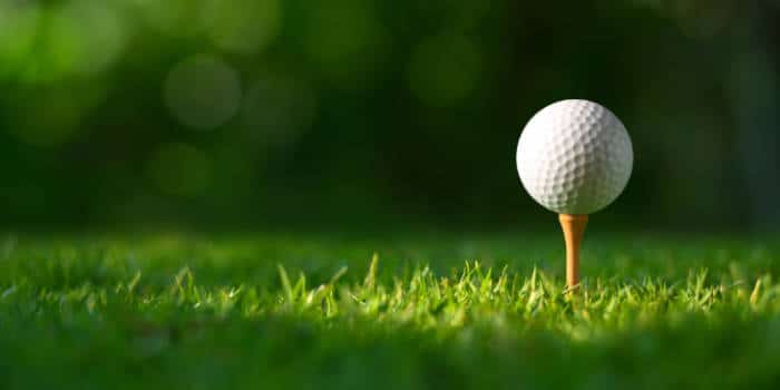 news-golf-ball-on-green-field