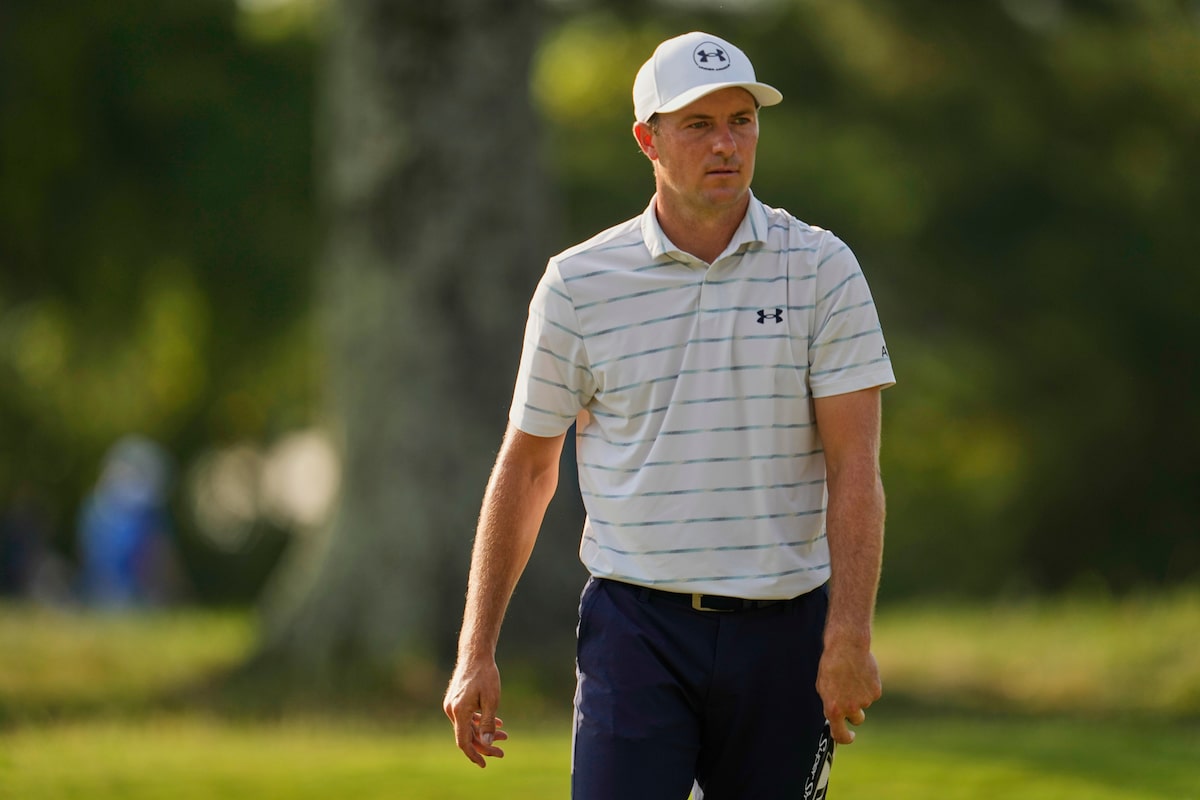 Jordan Spieth off to the start he needs, sharing the lead at 65 in PGA Tour playoff opener