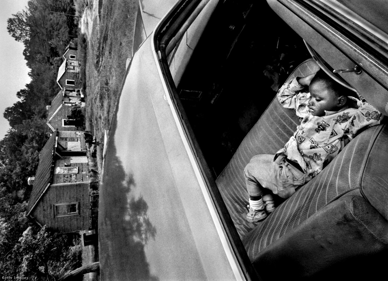 Bayview, Amerikai Egyesült Államok, 1998. május 9. Az 5 éves Kadijah Cummings szundikál édesanyja egyik barátjának autójában
                        