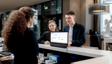 Nem elégszik meg egy panellel a Philips világelső monitora