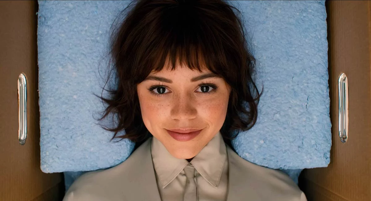 Jenna Ortega szupercuki robotlány Taika Waititi új filmjében