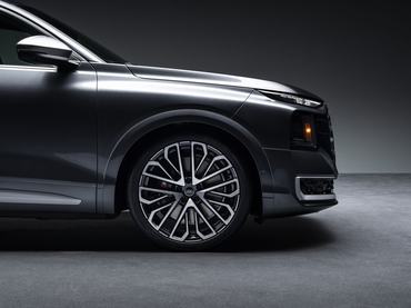 Audi SQ9 on-location