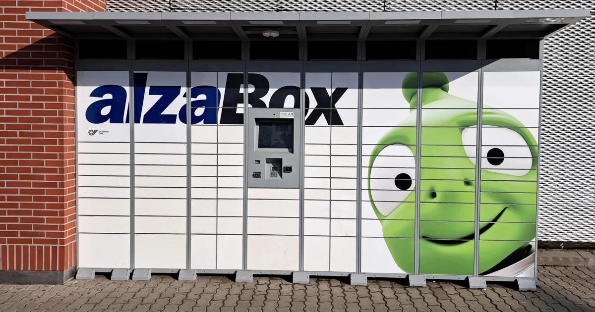 Az Alza kiterítette a lapjait: így vált 90 milliárdos titánná a zöld űrlényes webshop