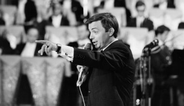 Aradszky László az Erkel Színházban az 1968-as Táncdalfesztivál döntőjén. A fekete fehér képen deréktól felfelé látszik oldalról fotózve, fekete öltönyben énekel, bal karjával a közönségre mutatva