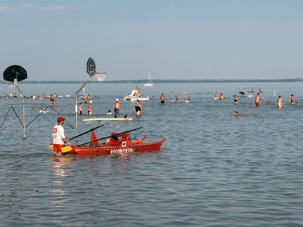Hekk köret nélkül 5200-ért, sajtos-tejfölös lángos 2600-ért – Már egy strandolás is tízezrekbe kerülhet a Balatonnál