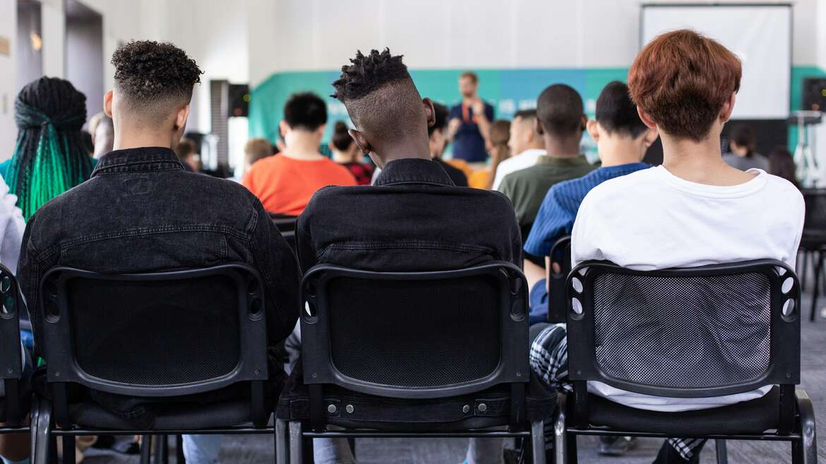 Gyanús buszról írt egy fideszes influenszer, Stipendium Hungaricum-ösztöndíjasok utaztak rajta