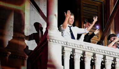 Itthon: Így bulizott Magyar Péter a Parlament erkélyén, óriási tömeg a Kossuth téren