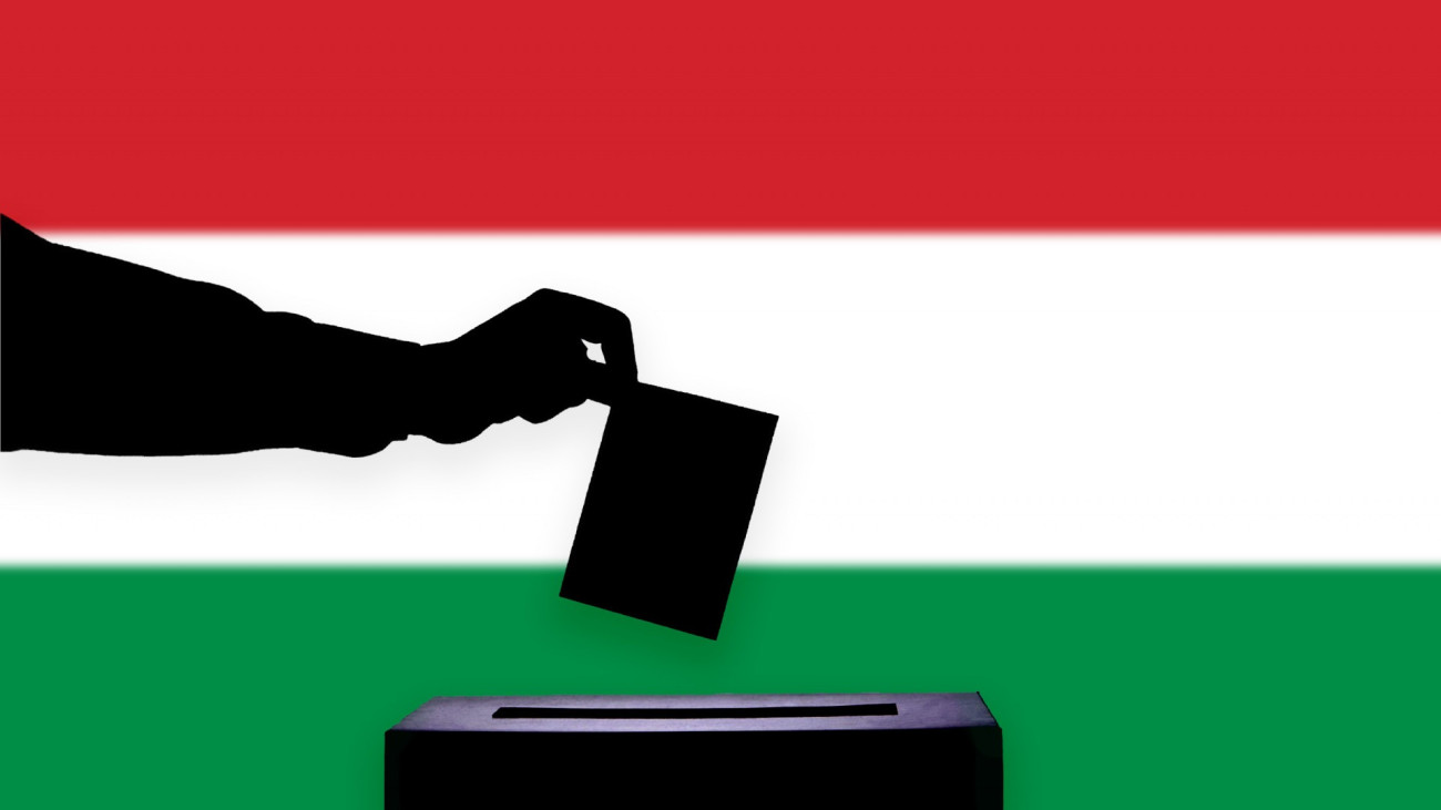 Szavazóurna, háttérben a magyar zászló.