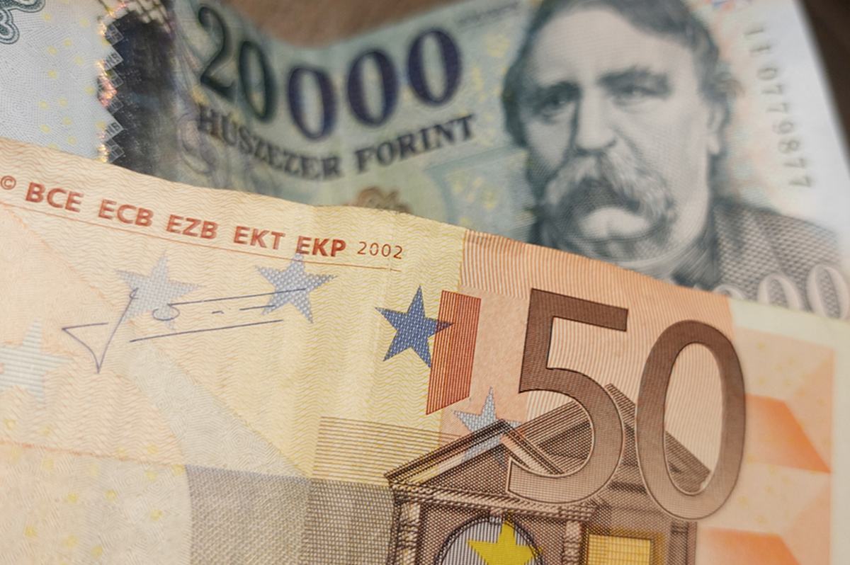 Kapaszkodik a forint, közel a kéthetes csúcs – Trump nyilatkozata azonban mindent boríthat