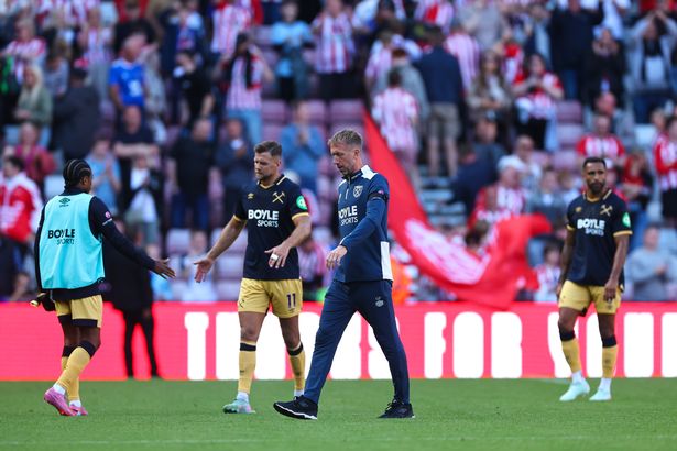 SUNDERLAND, ENGLAND - AUGUST 16: A dejected Graham Potter manager / head coach of West Ham United walks off at full time  during the Premier League match between Sunderland and West Ham United at Stadium of Light on August 16, 2025 in Sunderland, England. (Photo by Robbie Jay Barratt - AMA/Getty Images)