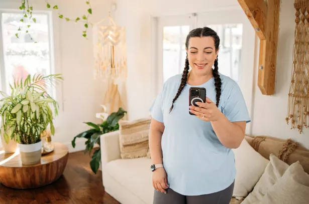 Woman loses 20lbs with walking app