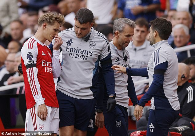 The Gunners captain speaks to the club's medical staff about his issue after coming off