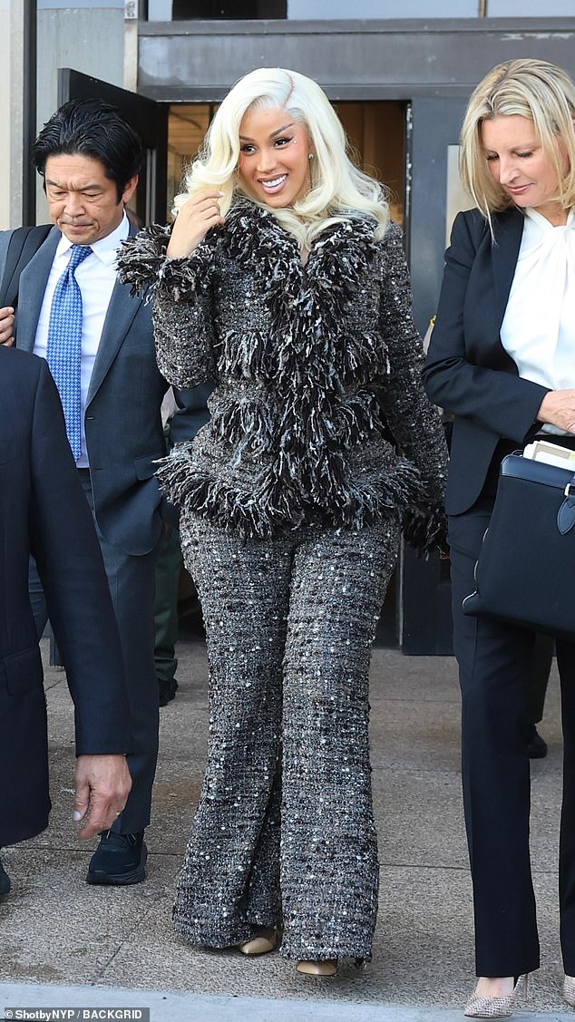 The mom-of-three arrived to court in a two-piece grey tweed suit with a fringe, and voluminous blonde curls