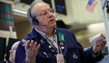 Treasury yields dip as traders gear up for Fed minutes