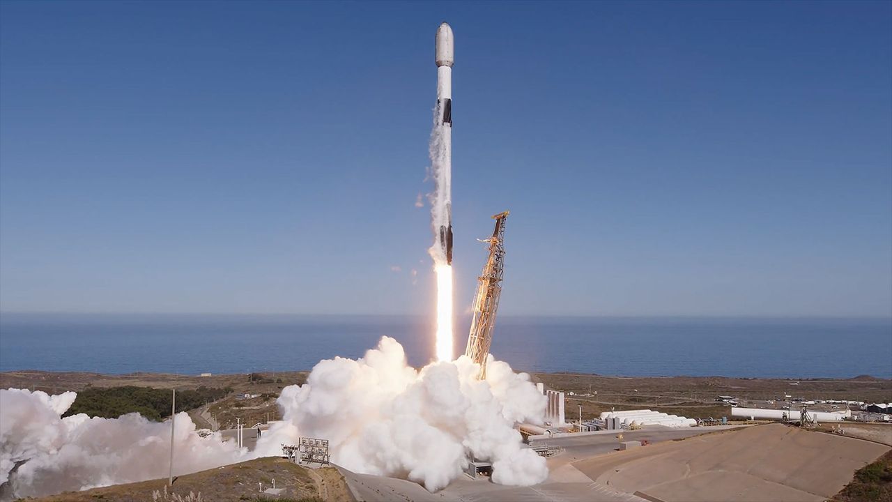 SpaceX sends 24 Starlink satellites into orbit on…