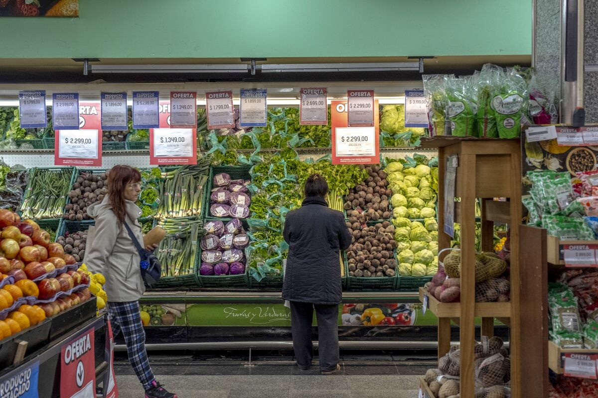 Argentina’s Economy Extends Downturn in June Before Midterm Elections