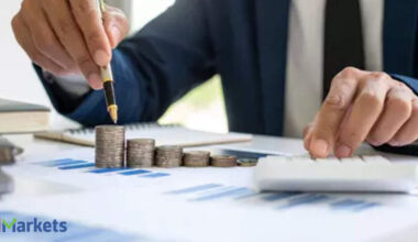 Rs 32,000 crore FII selloff in 8 sectors! Time for a U-turn now?