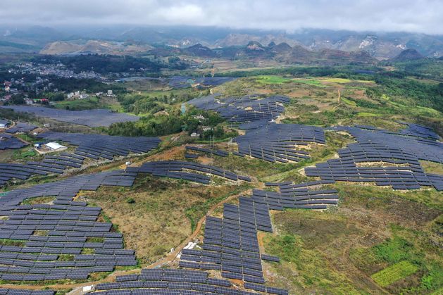 China building ‘Chicago-sized’ solar farm as emissions fall