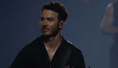 ‘Super nervous’ Kevin Jonas steals hearts with solo performance at Boston show | Hollywood