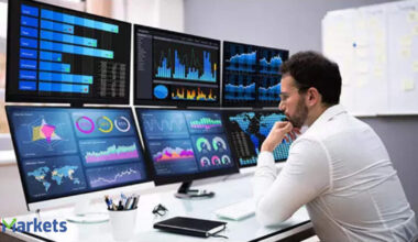 Nifty stares at triple test on Thursday: US tariffs, expiry shift & FII sell-off. What should traders do?