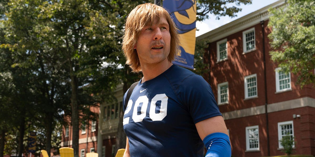 Don't miss! Glen Powell adopts disguise in trailer for "magical" new series