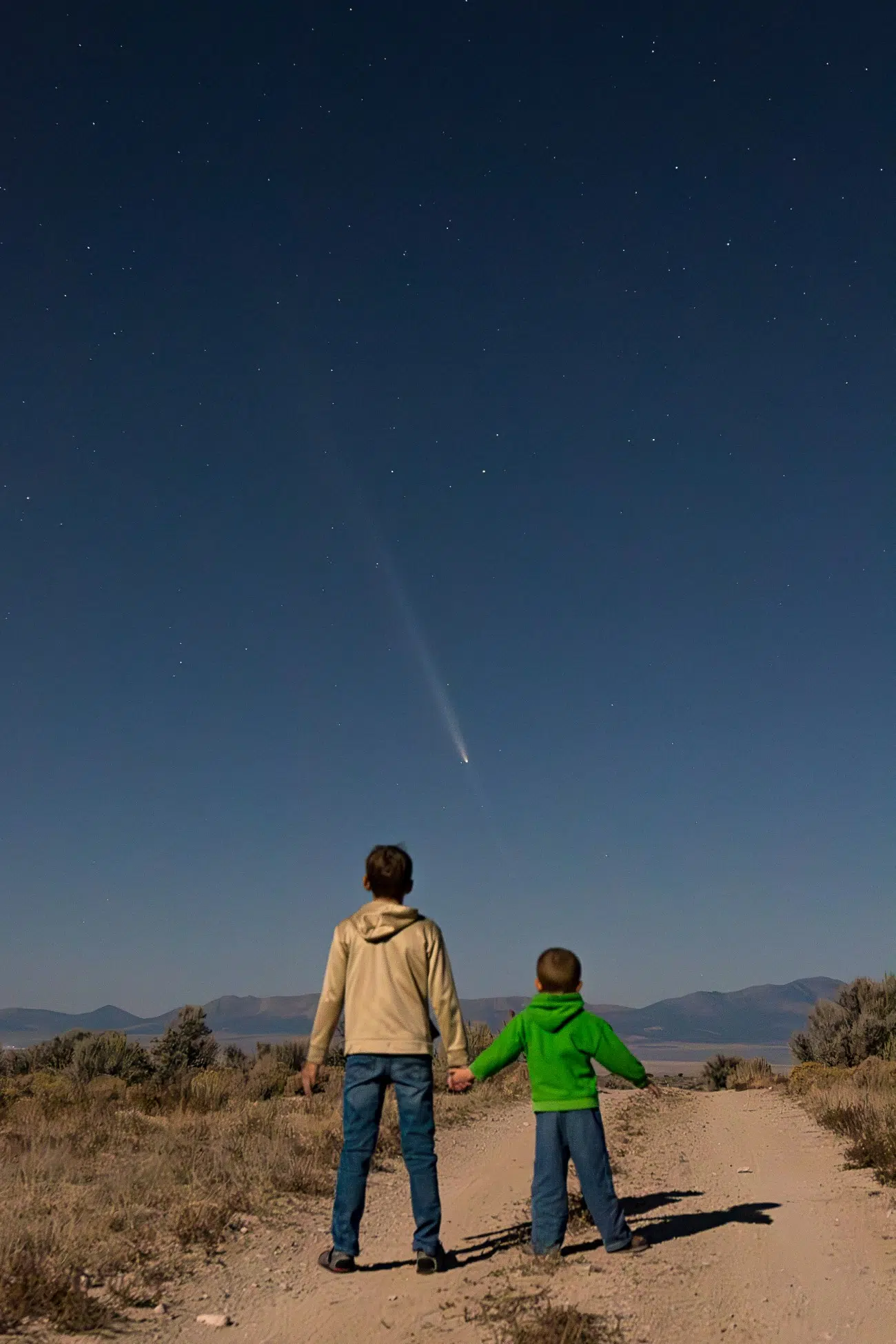 Kids in Utah chasing the Chasing Comet C/2023 A3 (Tsuchinshan-ATLAS)