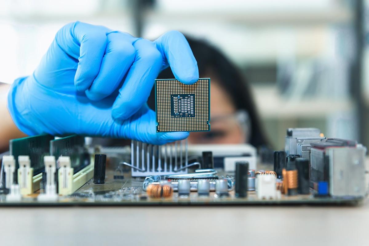 Meet The Genius Artificial Intelligence (AI) Stock That Nvidia CEO Jensen Huang Said Is a "Very Smart" Buy