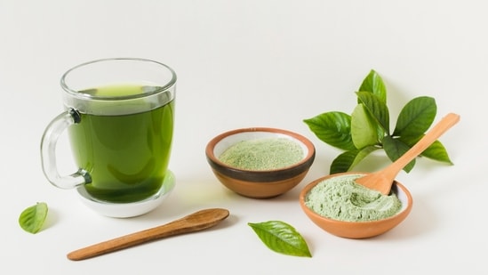 After brewing your green tea, you can let the water cool off and freeze it in ice cube trays. (Freepik)