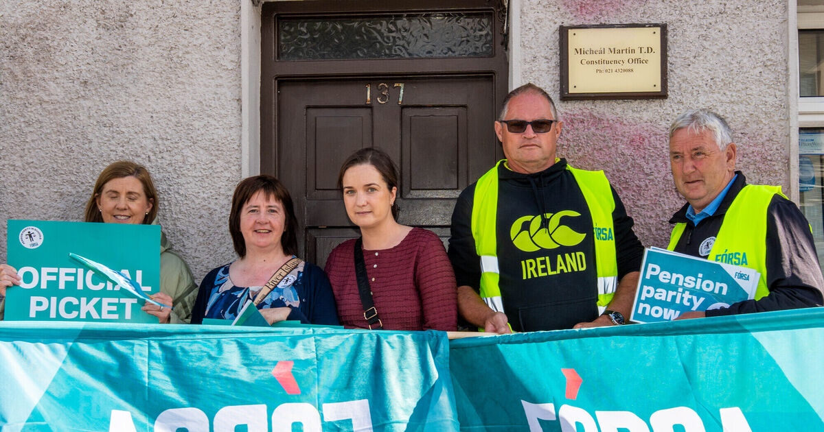 Striking school secretaries and caretakers hold protest outside Taoiseach’s Cork office