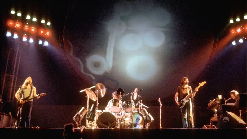 Pink floyd on stage. 