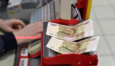 Russia's Anti-Drone Internet Blackouts Are Driving a Cash Comeback