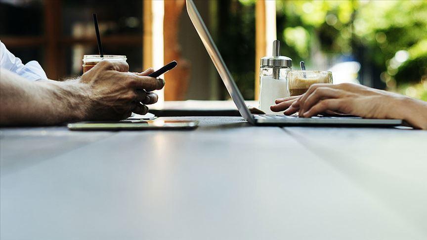 Türkiye surpasses global average in mobile internet use