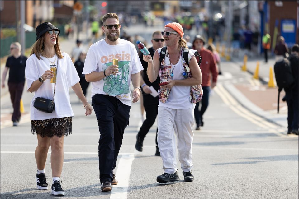 Aattie Good Vibes singing with David and Leanne enjoying Oasis vibe in Dublin. Photo: David Conachy.
