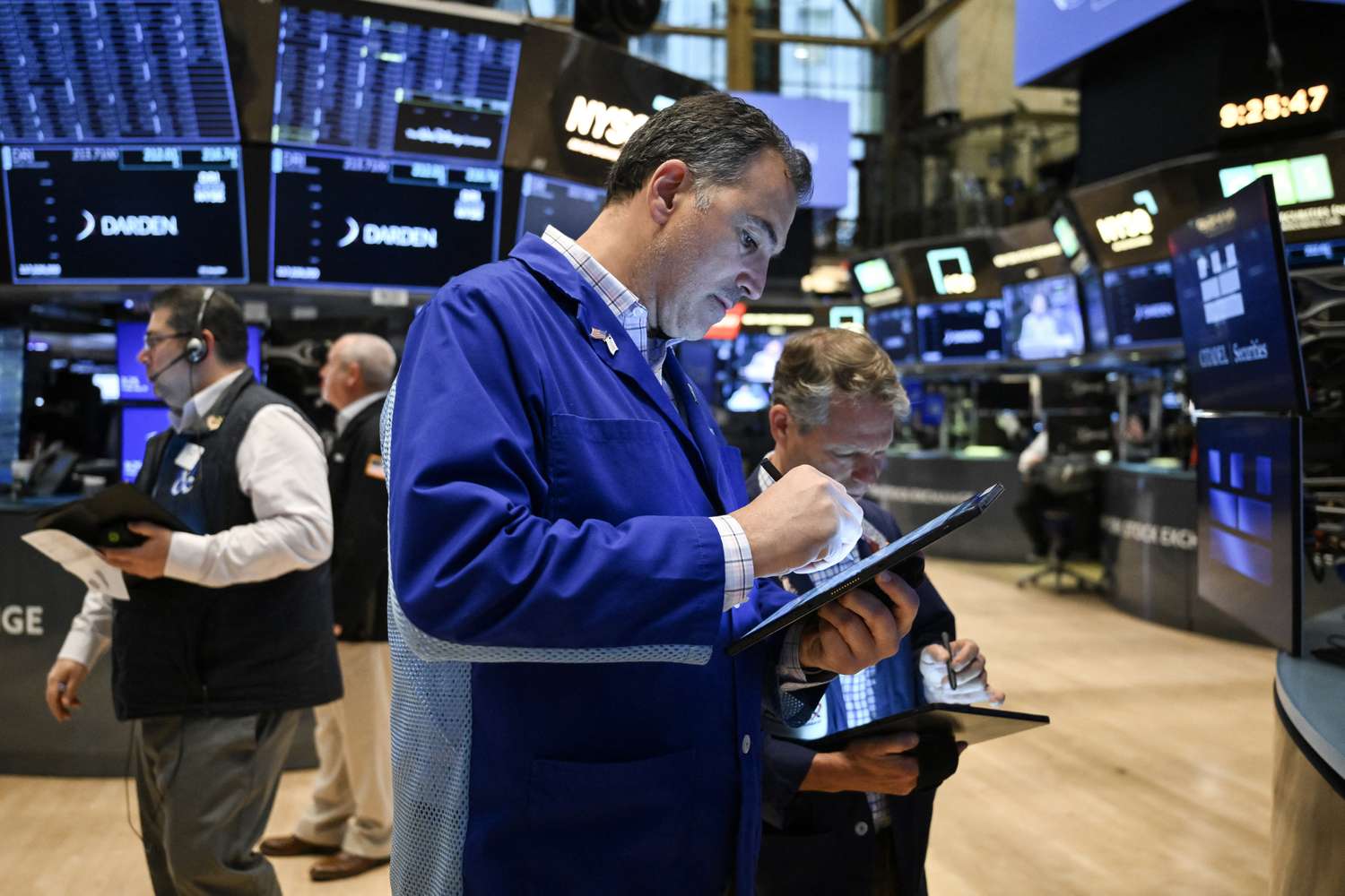 S&P 500, Dow Retreat From Record Highs as Tech Stocks Tumble; Nvidia, Broadcom Lead Chip Sector Slump