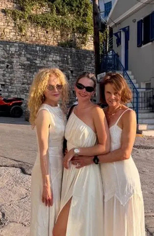 Instagram Nicole Kidman wearing curly hair with her sister Antonia and her niece
