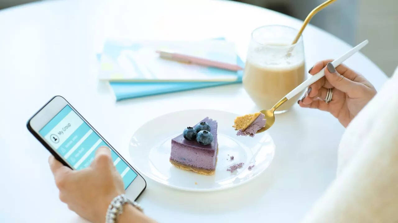 Avoid scrolling on your phone while eating