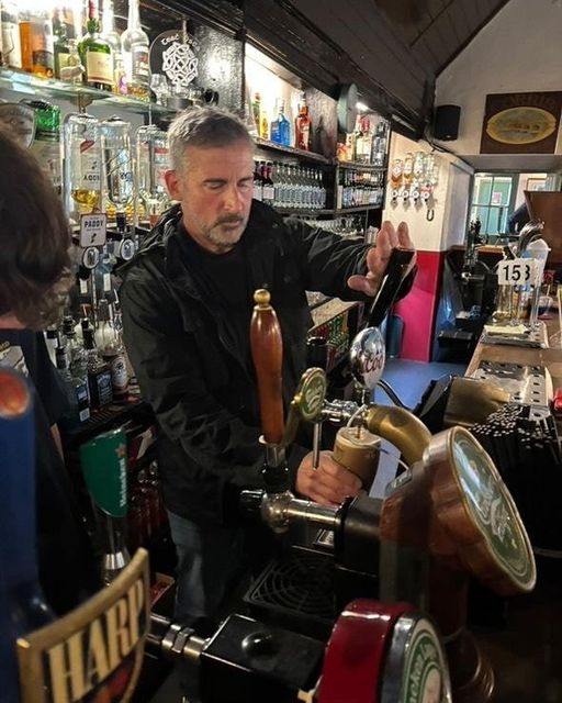 Steve Carell learning to pour a pint of Guiness at Teach Ósta on Inis Meáin. Image: Facebook