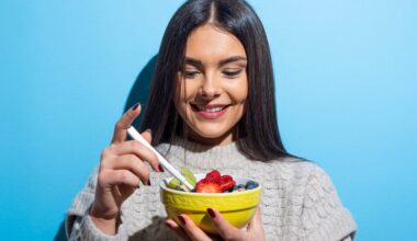 Woman easting bowl with fruits