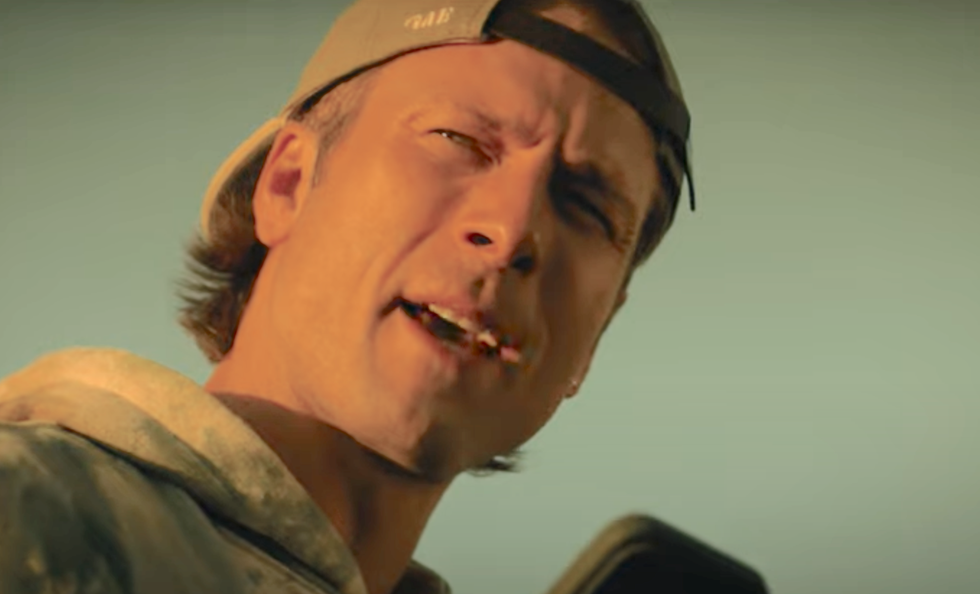 Glen Powell, Chad Powers glen powell in chad powers, a man wears a baseball cap