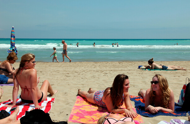 Expert dispels 'ludicrous' influencer claims that sunscreen has dangerous chemicals