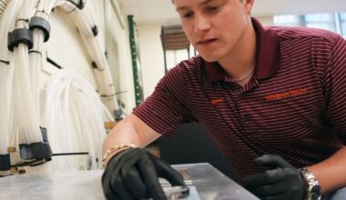 These Chunks of Ice Move All By Themselves, Thanks to a Cool Engineering Trick