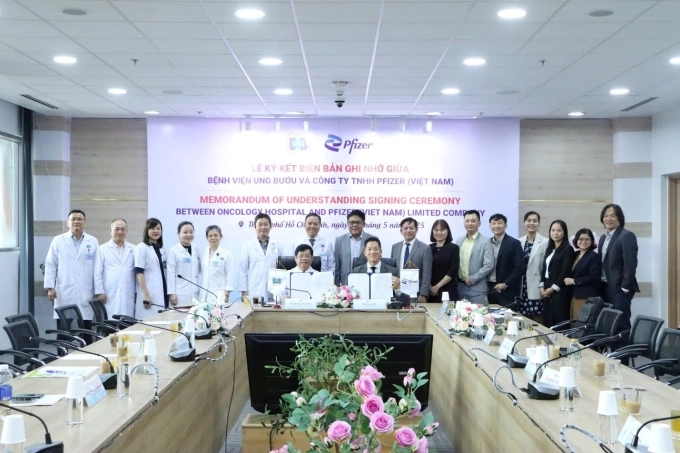 Pfizer Vietnam and Oncology Hospitals representatives at the signing ceremony. Photo courtesy of Pfizer Vietnam