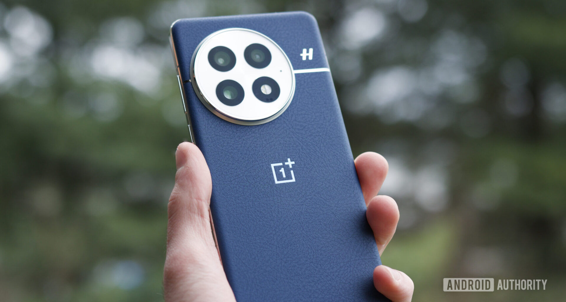 Someone holding the OnePlus 13 outside.
