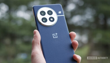 Someone holding the OnePlus 13 outside.