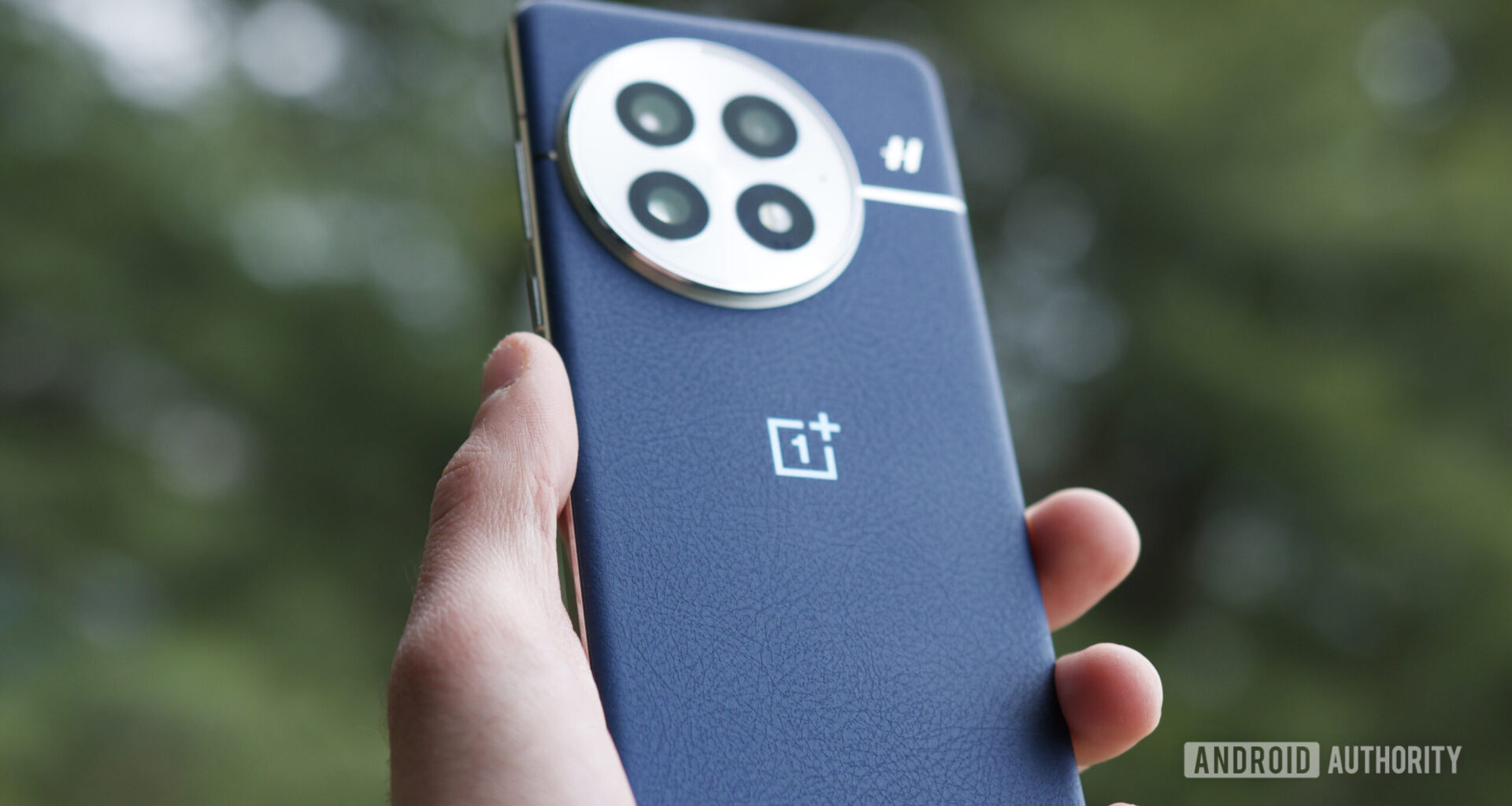 Someone holding the OnePlus 13 outside.