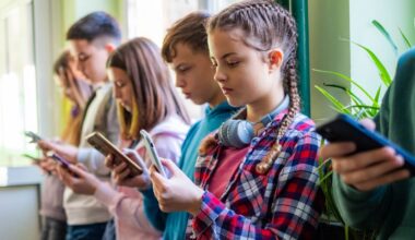 Experts Debate Smartphone Impact on Kids' Confidence, Attention
