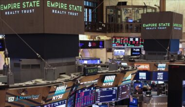 US stocks close mostly with losses as tech continues to slide