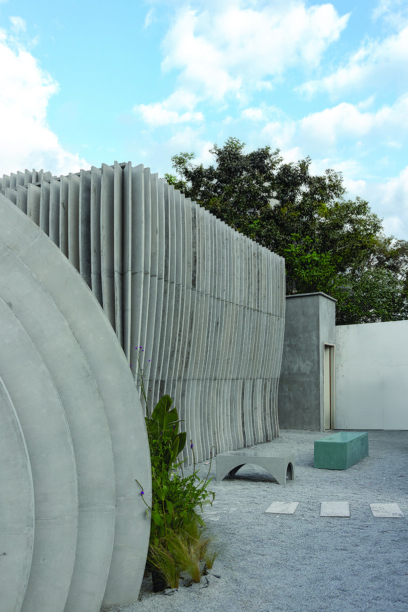 jgstudio transforms public bathroom into undulating concrete installation in ecuador